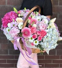 Цветочная композиция из Розы, Хризантемы, Пионы и Лизиантусы в корзине в Новоивановское