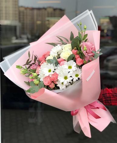 Букет цветов из: Розы, Лизиантусы и Хризантемы в Новоивановское
